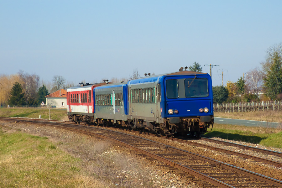 Les X 2220, XR 6237 et X 2243 viennent de passer le village de Chaniers et se dirigent vers le sud au TER 864825 La Rochelle - Bordeaux.