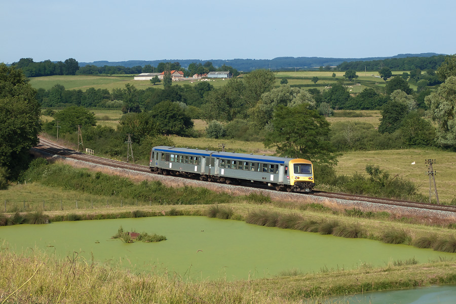 L'X 4645/8434 passe dans la courbe de Volesvres en charge du TER 893323 Moulins - Montchanin.