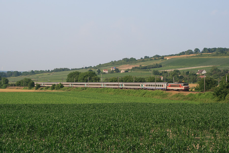 La BB 15022 blasonn&eacute;e Pantin passe dans la courbe de Pavant au TER 839188 St Dizier - Paris Est.