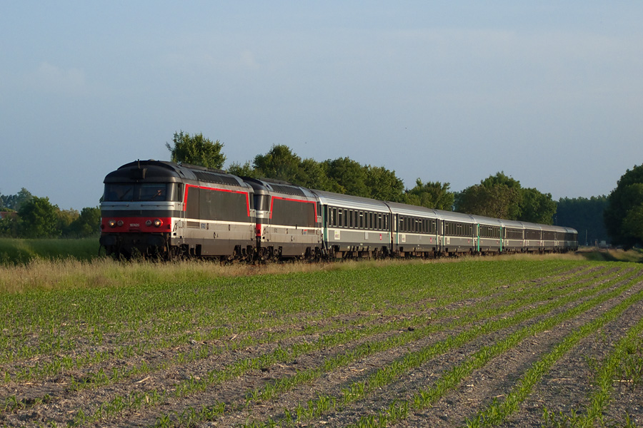 Les BB 67420 et 67412 assurent en UM le CIC 3858 Bordeaux Saint Jean - Nantes et s'appr&ecirc;tent &agrave; passer la bifurcation de Beillant, dans une atmosph&egrave;re d&eacute;clinante de fin de journ&eacute;e.