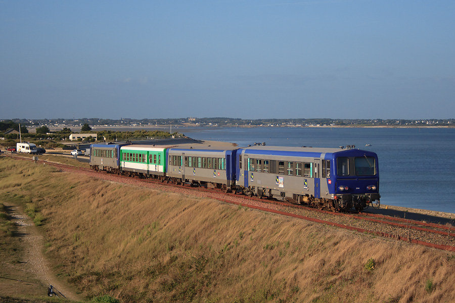 L'X 2134 passe dans l'isthme de Penthi&egrave;vre, accompagn&eacute; des XR 6170, XR 6201 encore verte d'origine et X 2111. Ils assurent le TER 855139 Auray - Quiberon.