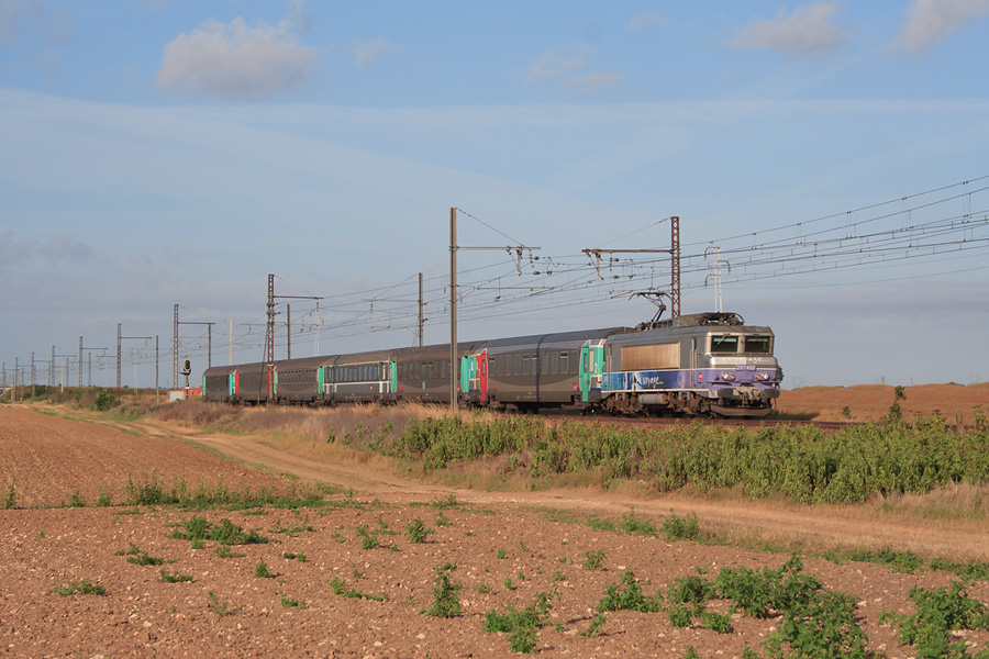 La BB 7402 en livr&eacute;e "En voyage" arrive &agrave; Mer en t&ecirc;te du Aqualys 14050 Tours - Paris-Austerlitz.
