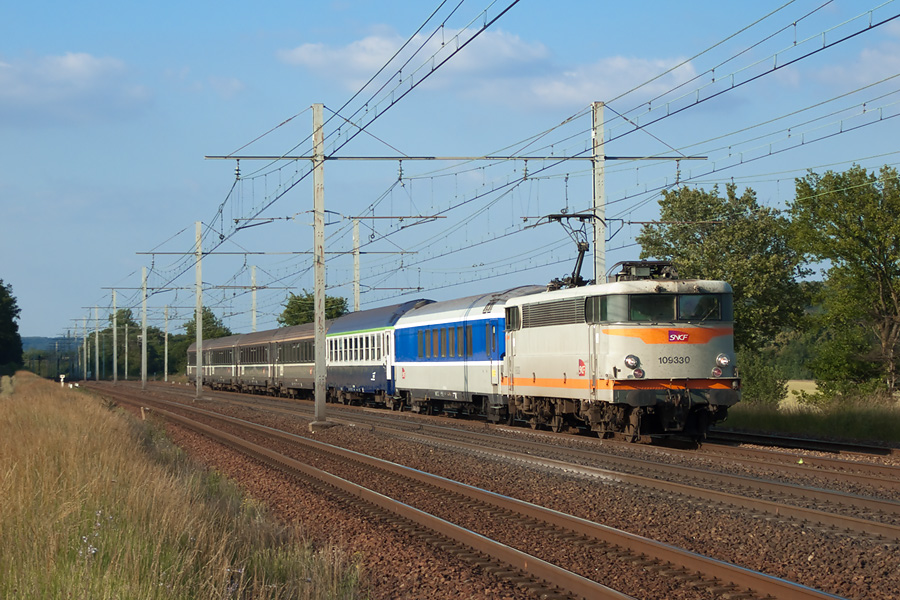 La BB 9330, loin de son d&eacute;p&ocirc;t toulousain, ram&egrave;ne un certain nombre de voitures au W Juvisy - Bordeaux.