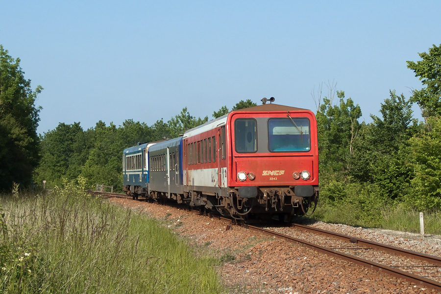 Les X 2243 et X 2126 encadrant l'XR 6227 vont passer l'ancienne gare du Douhet-Ecoyeux, o&ugrave; les trains ne marquent plus l'arr&ecirc;t, au TER 864409 Niort - Royan.