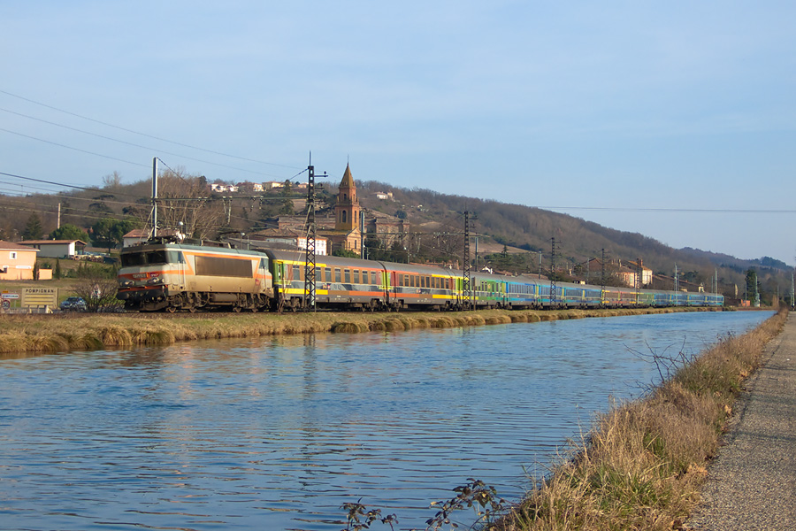La BB 7281 passe &agrave; Pompignan en charge du T&eacute;oz 4758 Nice - Bordeaux.