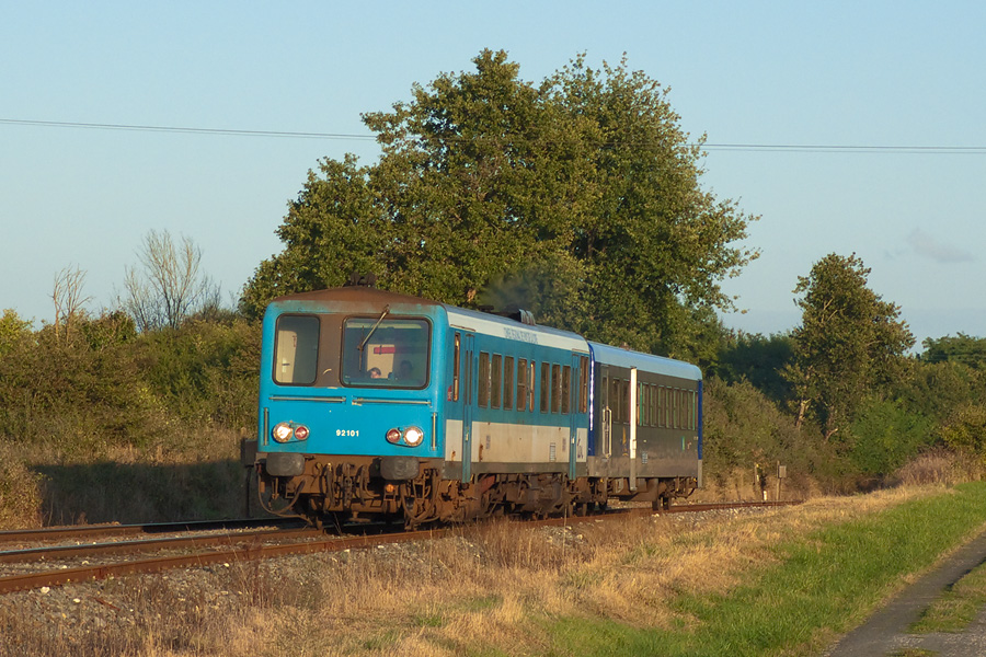 Après avoir longtemps sillonné certaines lignes de la région Pays-de-la-Loire, les X 92100 ont été mutés à Bordeaux en renfort pendant quelques mois. Ici, le X 92101 assure, avec l'XR 6230, le TER 864212 Bordeaux - Saintes, dans une belle lumière de fin de journée. Ensuite, après être resté longtemps en réparation différée suite à déraillement, cet autorail a finalement été radié le 9 juin 2010.