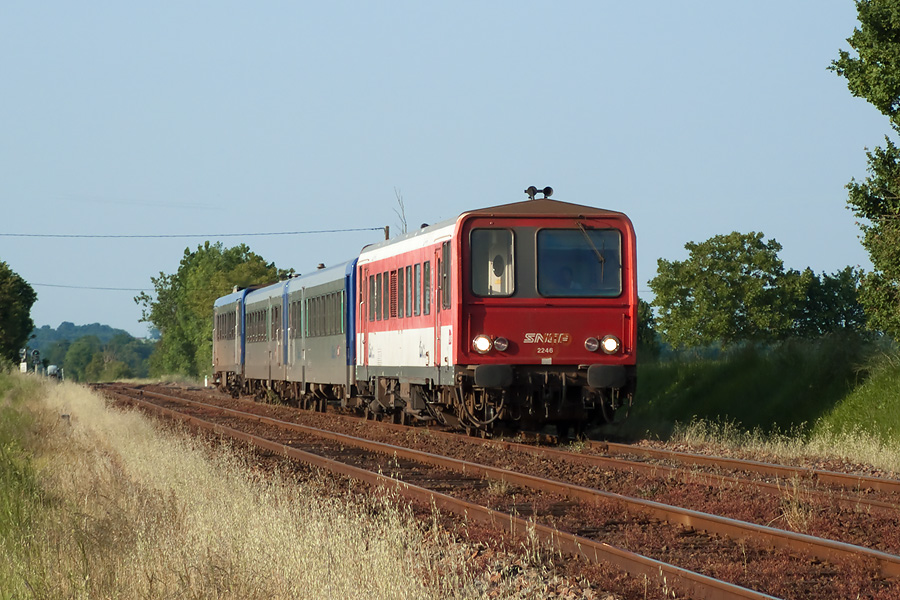 Les X 2246, XR 6233, XR 6231 et X 2255 viennent de passer la bifurcation de Beillant et filent vers le sud au TER 864207 Saintes - St-Mariens.