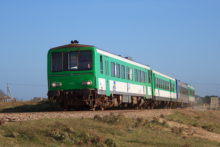 L' X 2142 arrive en gare de l'Isthme sur la presqu'île de Quiberon en tête du TER 855111 Auray - Quiberon. Il est suivi par les XR 6168 verte, XR 6164 rénovée et X 2137 vert.