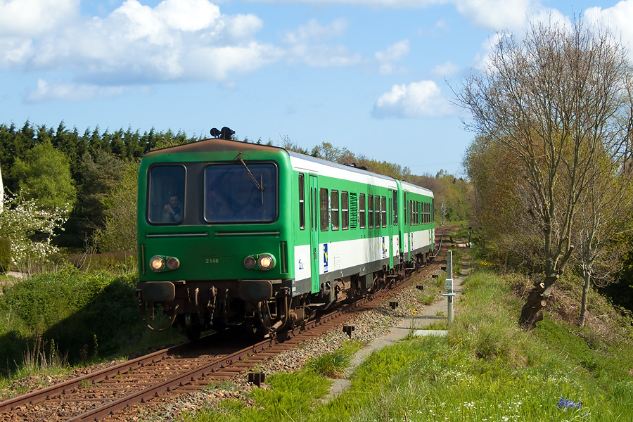 Les X2146 et X2139 en UM quittent la localit&eacute; de Planco&euml;t et s'appr&ecirc;tent &agrave; passer dans la campagne bretonne au TER 854121 Dol-Dinan-St Brieuc.