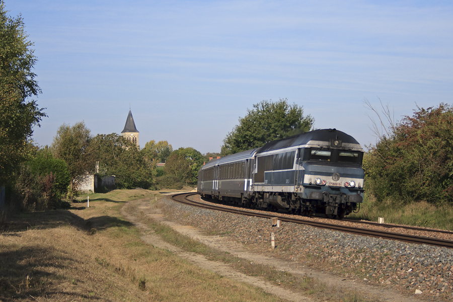 Avec quelques minutes de retard, la CC 72061, assurant le CIC 4403 Nantes - Lyon, passe le village de Bengy sur Craon dont on aper&ccedil;oit le clocher de l'&eacute;glise du XII&egrave; si&egrave;cle.