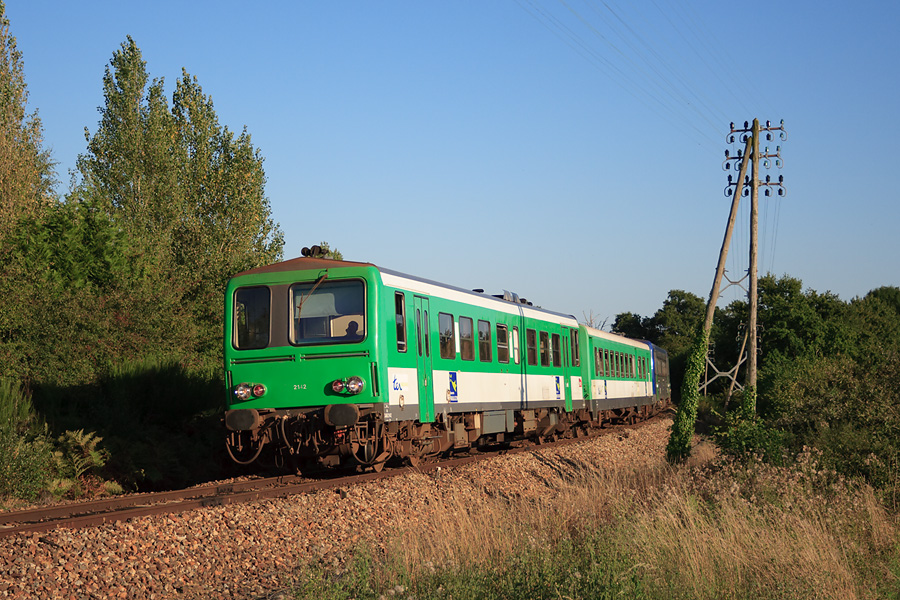L' X 2142 est en t&ecirc;te d'une compostion &agrave; quatre caisses rentrant de Retiers pour Rennes et arrivant en gare de Corps-Nuds.