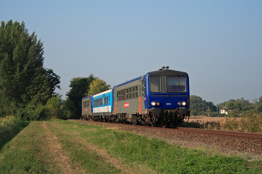 Les X 92104 et X 2105 encadrant la XR 96218 viennent de desservir la gare de Saint-Sulpice au TER 870050 Toulouse - Carmaux.
