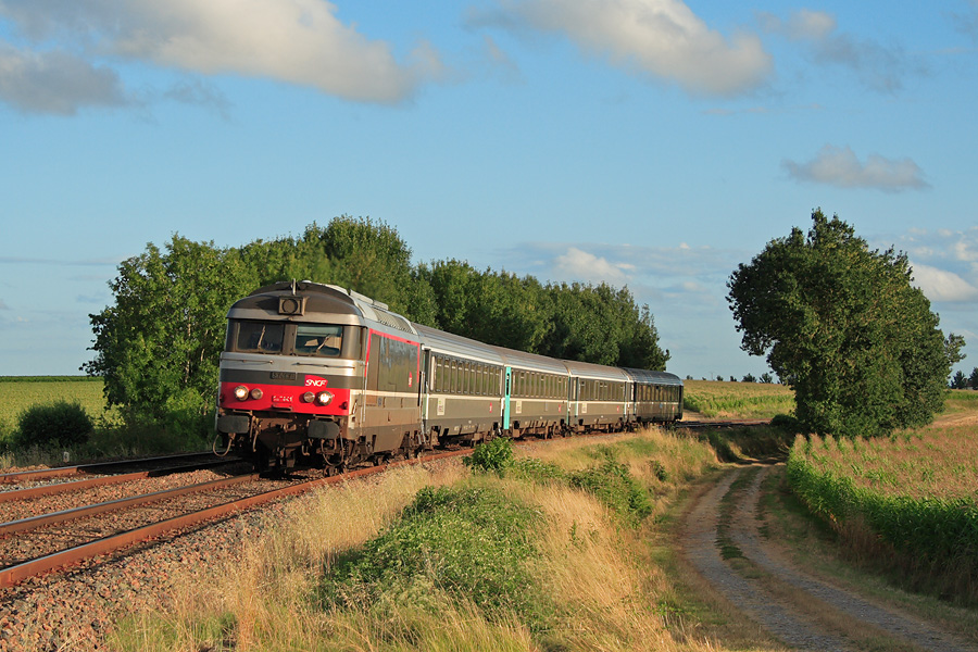 La BB 67441 est en t&ecirc;te d'une courte composition sur le 3888 Bordeaux - La Rochelle et passe pr&egrave;s du petit village de St Seurin de Palenne, peu apr&egrave;s Pons.