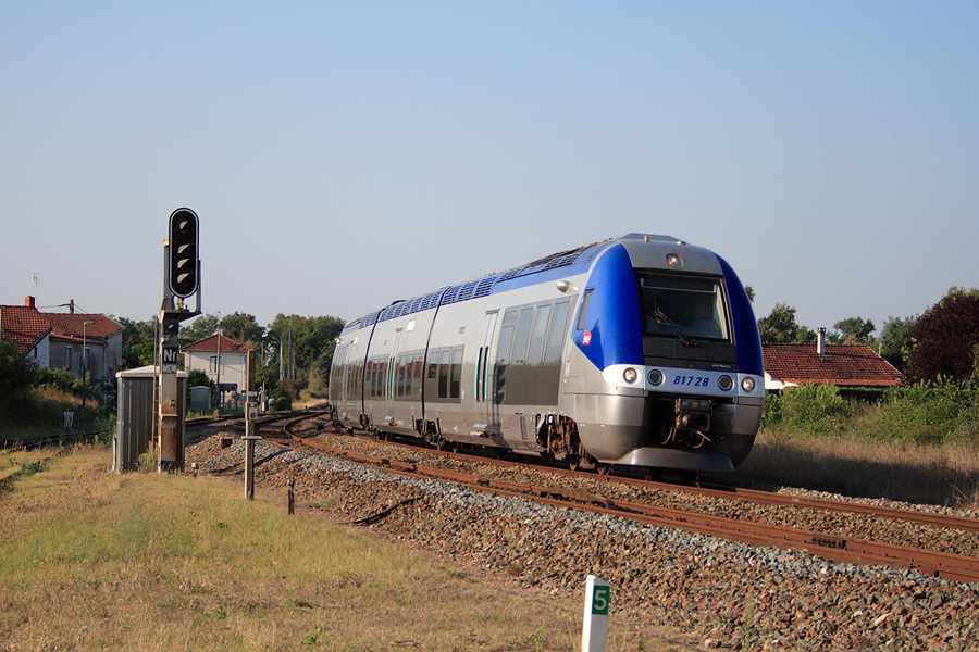 Le B 81728 s'appr&ecirc;te &agrave; passer sans arr&ecirc;t la gare de Beillant au TER 864824 Bordeaux - La Rochelle. La pr&eacute;sence des AGC est d&eacute;sormais assez importante sur cette ligne.