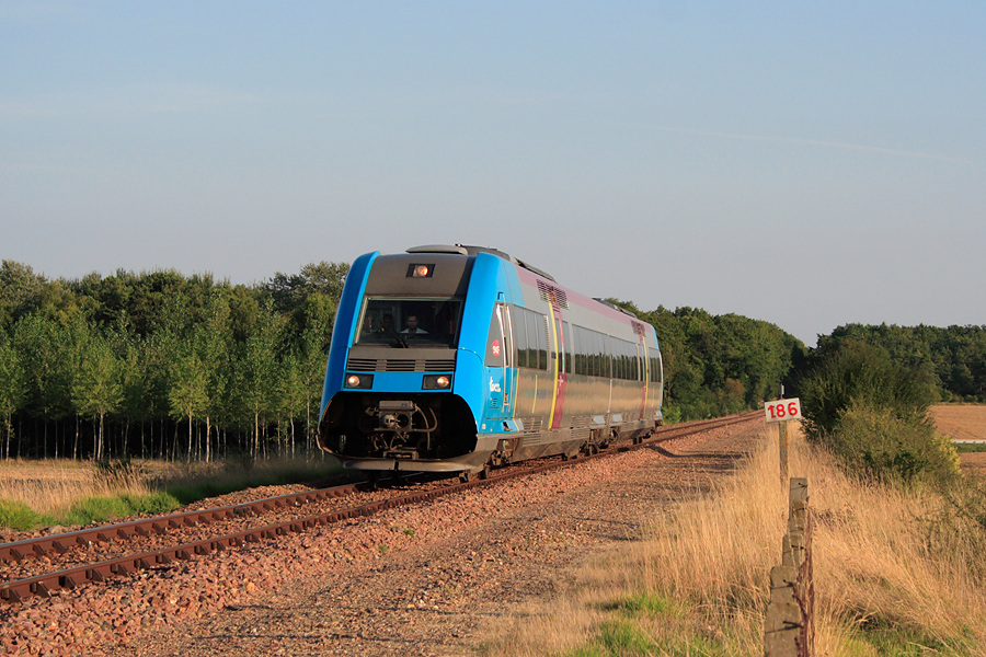 Arborant le pelliculage Pays de la Loire, l'X 72520/19 passe &agrave; Huisseau-en-Beauce au TER 860666 Tours - Ch&acirc;teaudun.