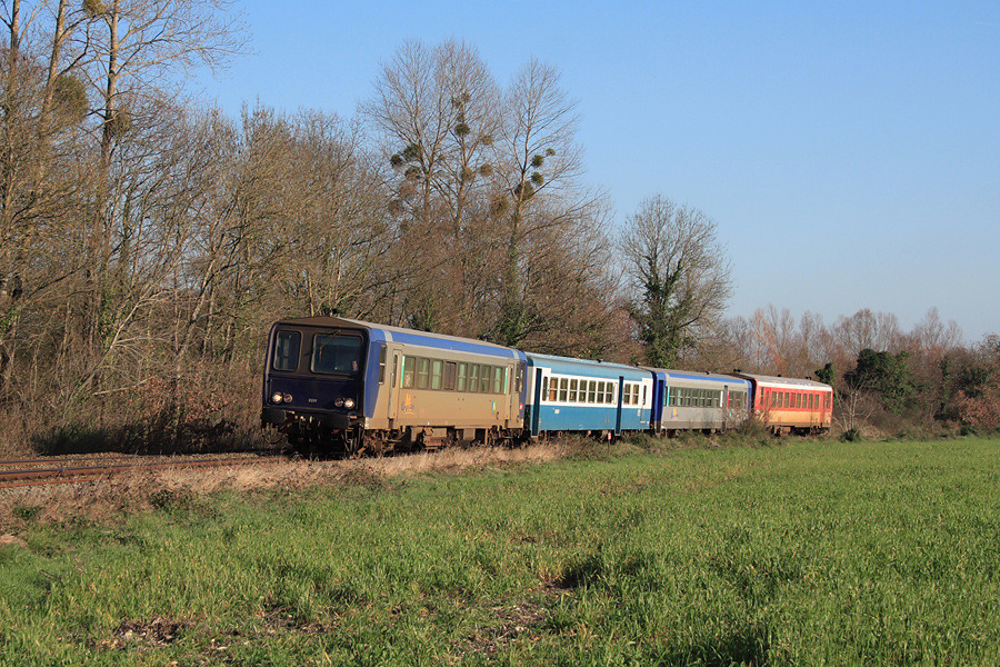 Les r&eacute;novations des X 2200 et de leurs remorques avancent &agrave; grand pas et pourtant le TER 864822 Bordeaux - La Rochelle en ce samedi de d&eacute;cembre reste bien color&eacute; avec dans l'ordre, les X 2231 r&eacute;nov&eacute;, XR 6077 Bleu Massif Central, une autre XR r&eacute;nov&eacute;e et le X 2246 encore rouge.