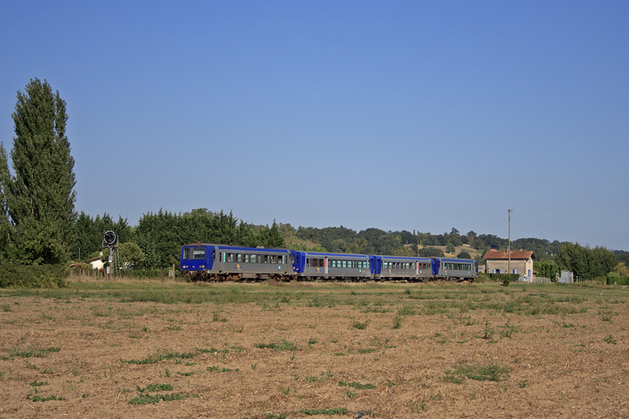 Les X 92203 et X 2233 encadrant les XR 6070 et XR 6074 assurent le TER 865738 Bordeaux - Sarlat et arrivent &agrave; V&eacute;lines.