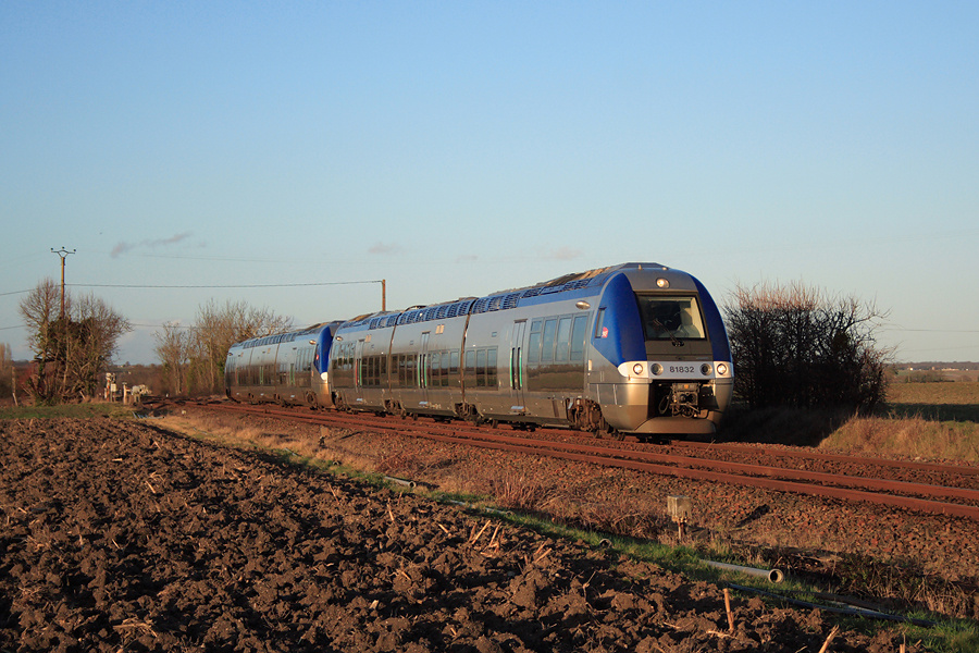 Les B 81832/1 et B 81776/5 aquitains en UM assurent le TER 864217 Saintes - Bordeaux et filent vers l'Aquitaine en ce dimanche endeuill&eacute; par la temp&ecirc;te Xynthia en Charente Maritime.