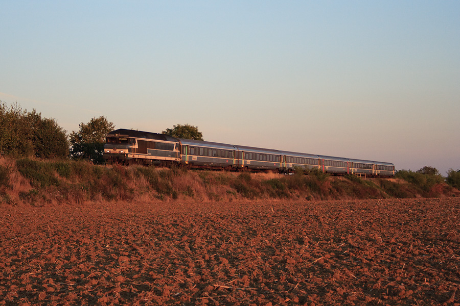 Une image appartenant d&eacute;sormais au pass&eacute; : la CC 72061 est en t&ecirc;te de l'IC 4506 Lyon - Nantes et passe, avec pr&egrave;s de 50 minutes de retard, pr&egrave;s du petit village de Bengy-sur-Craon, entre Saincaize et Bourges.