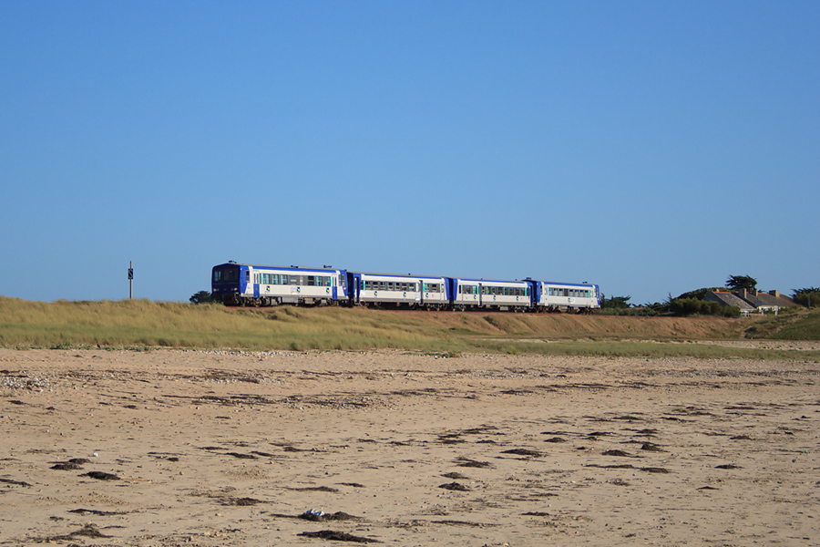 Rentrant &agrave; Auray, une composition 100% TER Bretagne (X 2114, XR 6165, XR 6108, X 2123) passe sur l'isthme de la presqu'&icirc;le de Quiberon et longe la plage c&ocirc;t&eacute; ouest.