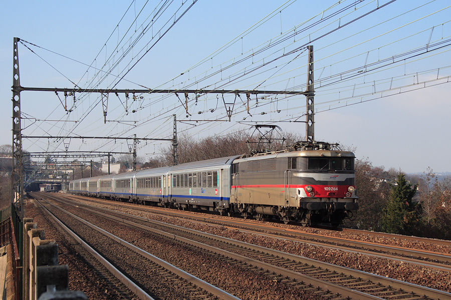 Ex-dijonnaise, mut&eacute;e &agrave; Tours St Pierre, la BB 9284 assure des missions pour le TER Centre comme ici sur le TER 16750 Le Mans - Paris-Montparnasse, vu peu avant sa destination, au niveau de Meudon.