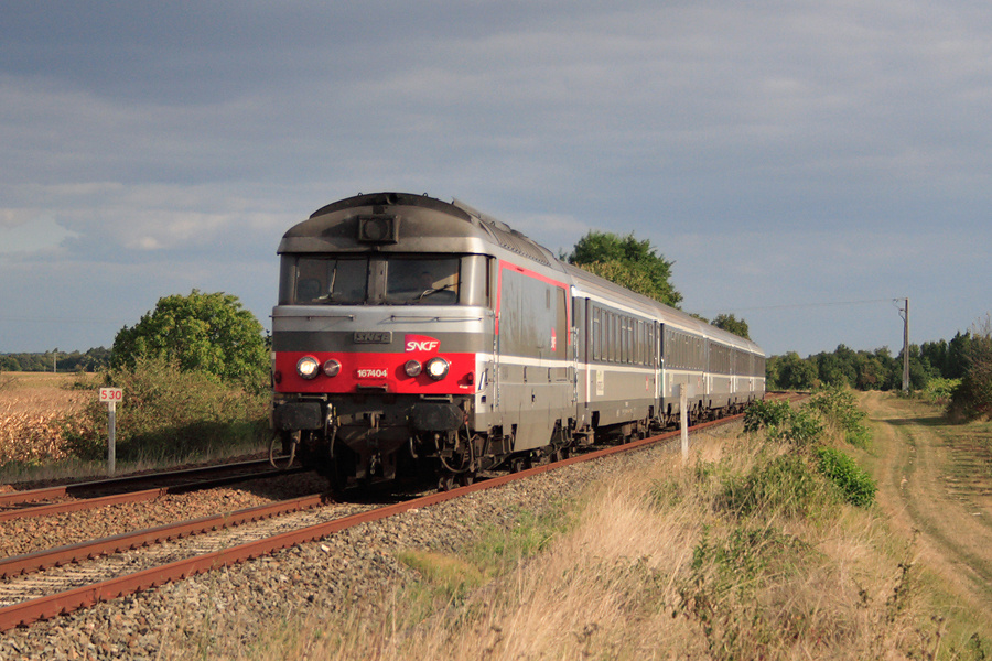 La BB 67404 est en charge d'une courte rame au CIC 3856 Bordeaux - Nantes et passe peu avant le village de Clion.