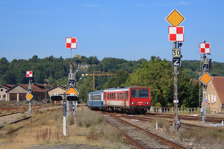 Sympathique retour en arri&egrave;re pour une ambiance d&eacute;sormais du pass&eacute; o&ugrave; l' X 2246 fait son entr&eacute;e en gare du Buisson, en Dordogne. Il est en t&ecirc;te du TER 865746 Libourne - Sarlat de mi-journ&eacute;e et est suivi par l'XR 6077 en livr&eacute;e d'origine bleu Massif Central. Le tout bien encadr&eacute; par les signaux m&eacute;caniques si caract&eacute;ristiques de cette gare au charme intact.