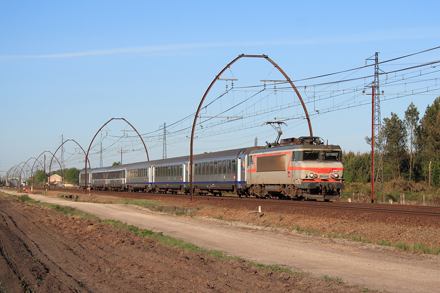 Assurant le TER 867200 Hendaye - Bordeaux, la BB 7280 passe la halte de Croix d'Hins en cette matin&eacute;e printani&egrave;re ensoleill&eacute;e.