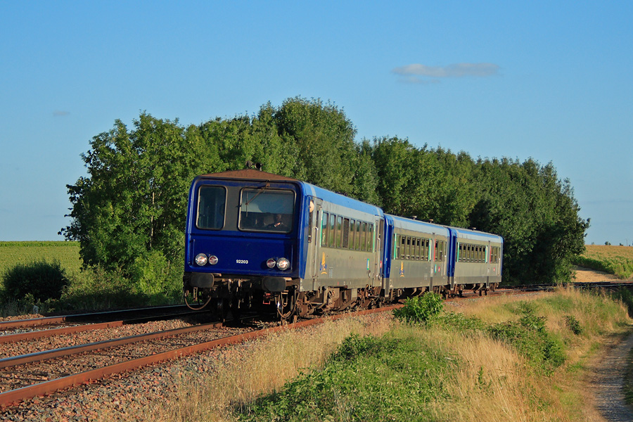 Alors que la lumi&egrave;re devient de plus en plus belle, les X 92203, XR 6152 et XR 6147 sont vus peu avant Saint-Seurin-de-Palenne, peu apr&egrave;s Pons, alors qu'ils assurent le TER 864214 Bordeaux - Saintes du samedi soir.