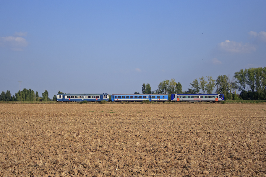 Les X 2129 et X 2127 encadrant une XR 96200 quittent la gare de Saint Sulpice en direction de Carmaux. Ils sont vus juste après avoir passé la bifurcation entre les lignes de Mazamet et de Rodez.