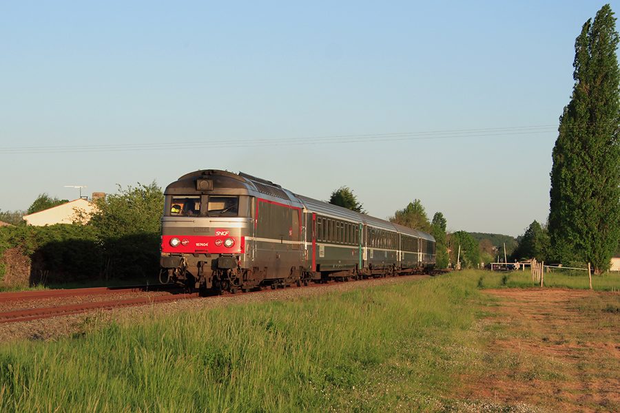 La BB 67404 quitte la gare de Jonzac avec une dizaine de minutes de retard et am&egrave;ne vers La Rochelle une courte rame de quatre voitures, exclusivement Corail+. Ce train est vu sur la commune de Saint-Germain-de-Lusignan.