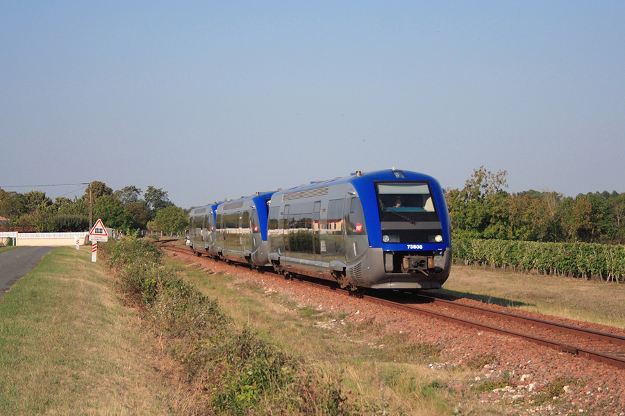 Les X 73808, X 73807 et X 73810 assurent en UM le TER 864575 Saintes - Angoul&ecirc;me et passent le village de Salignac-sur-Charente.