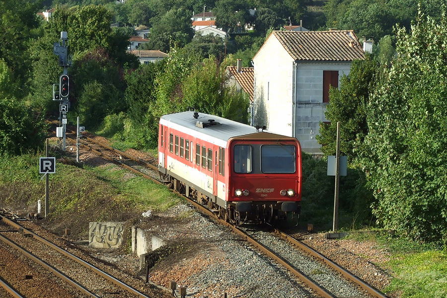L'X 2243, alors encore en livr&eacute;e d'origine rouge Vermillon, fait son entr&eacute;e en gare de Saintes, assurant en solo le TER 864409 Niort - Royan. Depuis, il a &eacute;t&eacute; mut&eacute; &agrave; Bordeaux puis modernis&eacute; pour le TER Aquitaine.