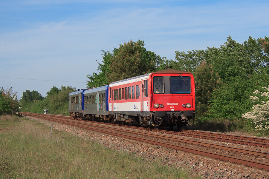 Malgr&eacute; la quasi-g&eacute;n&eacute;ralisation de la livr&eacute;e TER en Aquitaine, deux X 2200 en service (&agrave; la date de la photo) restent non r&eacute;nov&eacute;s  : X 2246 et X 92202. C'est le X 2246 rouge qui est vu en t&ecirc;te de ce TER 865171 St Mariens - Bordeaux, suivi des XR 6086 et X 2223, de passage &agrave; pleine vitesse &agrave; Gauriaguet, entre St Mariens et St Andr&eacute; de Cubzac.