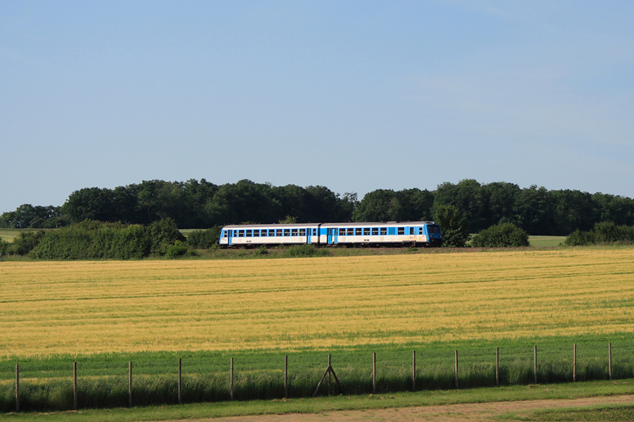 Le X 4757 vient de quitter Dreux pour Argentan et passe sur la commune de Vert en Drouais en cette matinée ensoleillée de juin.