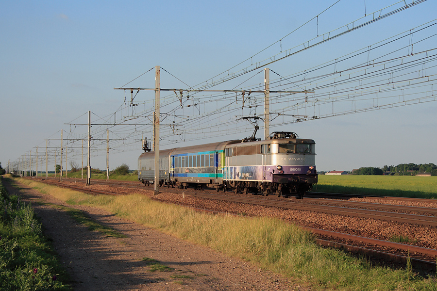La BB 9318 m&egrave;ne le W 722007 Juvisy - Bordeaux et vient de passer la gare de Monnerville, dans une belle lumi&egrave;re d&eacute;clinante, avec un peu de retard.