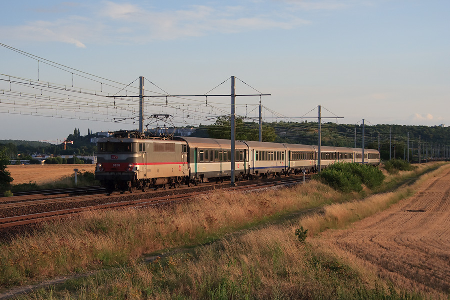 Toujours présente, à quelques mois de la retraite, la BB 9256 est en tête du TER 860518 Orléans - Paris Austerlitz et passe à pleine vitesse à la sortie d'Etampes avec quelques minutes de retard.