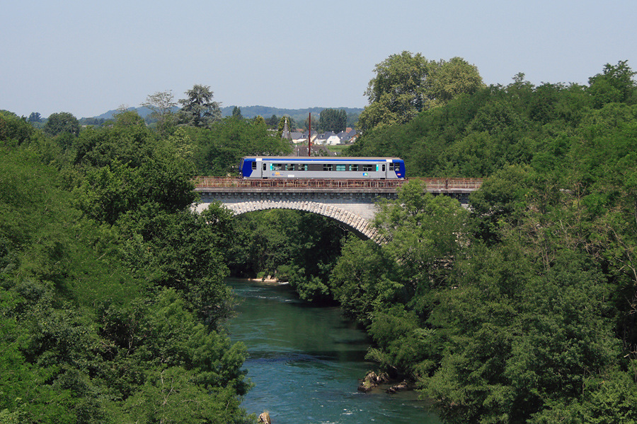 L' X 2245 en solo quitte la gare d'Oloron-Sainte-Marie pour Pau et passe sur le viaduc au-dessus du Gave d'Oloron.