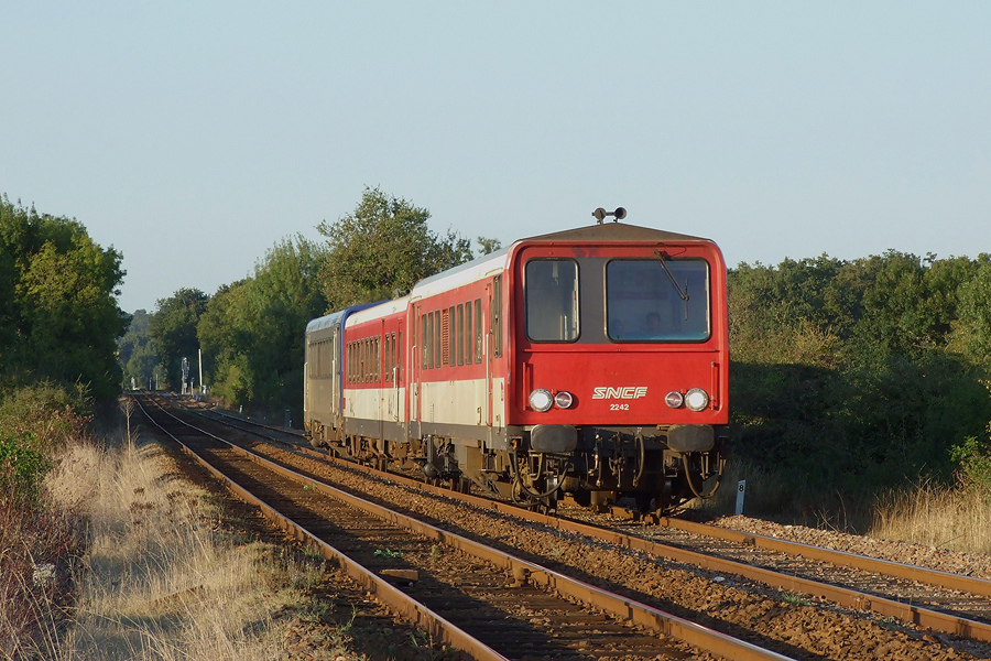 Composition encore bien colorée, en cette belle soirée d'été, pour ce TER 864207 Saintes - St Mariens assuré par les X 2242, XR 6254 et X 2240 et passant, avec un peu de retard, la gare de Beillant. Depuis, beaucoup de changements ont eu lieu: ce train est désormais en AGC, le X 2242 a été rénové pour le TER Aquitaine et l' XR 6254, dernière remorque en livrée rouge Vermillon, a été radiée le 7 novembre 2008.