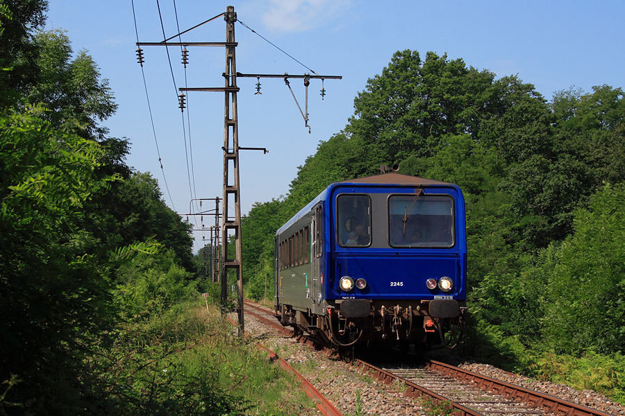 Roulant en solo vers Pau, l' X 2245 avance &agrave; vitesse r&eacute;duite au milieu de la v&eacute;g&eacute;tation, sur une voie &agrave; double champignon. A remarquer la disparition des fils &eacute;lectriques, pr&eacute;mices de la d&eacute;s&eacute;lectrification mais, malgr&eacute; tout, aussi de la r&eacute;novation voie/ballast progressive de la ligne depuis le 1er juillet 2010.