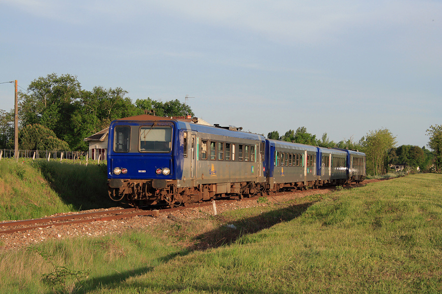 Une composition d'X 2200 r&eacute;nov&eacute;s encadrant deux remorques (X 92203, XR 6154, XR 6147, X 2236) arrive &agrave; Libourne au TER 865728 Sarlat - Bordeaux, dans une belle lumi&egrave;re de soir&eacute;e printani&egrave;re.