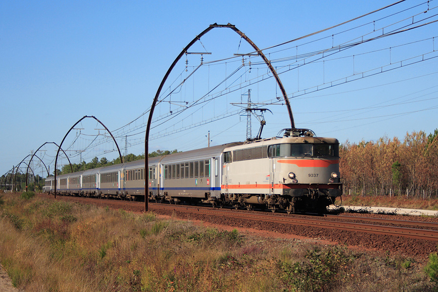 La BB 9337 vient de passer la bifurcation de Lamothe et file vers le sud à pleine vitesse au TER 866611 Bordeaux - Hendaye.