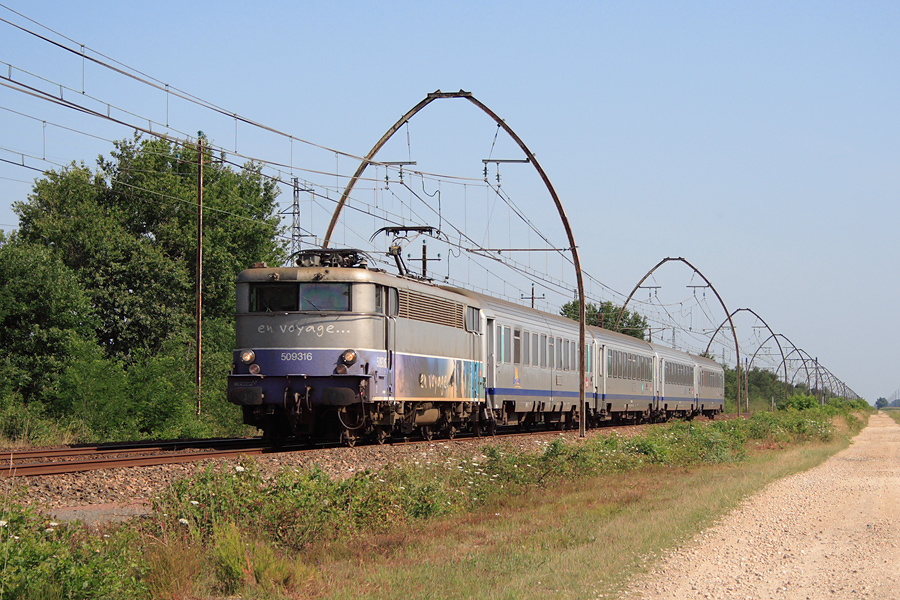 La BB 9316 arrive &agrave; Morcenx au TER 866651 Bordeaux - Hendaye. Elle y marquera l'arr&ecirc;t pendant 36 minutes.