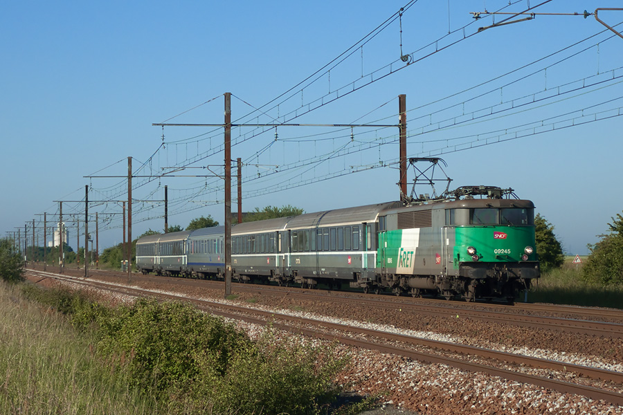 La BB 9245, radi&eacute;e depuis et dernier exemplaire de la s&eacute;rie &agrave; avoir roul&eacute; en livr&eacute;e Fret, passe dans la Beauce en t&ecirc;te du TER 860508 Orl&eacute;ans - Paris-Austerlitz, entre Boisseaux et Angerville.