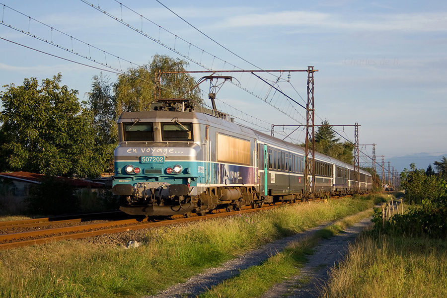 La BB 7202 m&egrave;ne l'IC 14253 Toulouse - Hendaye et s'appr&ecirc;te &agrave; marquer l'arr&ecirc;t en gare de Pau.