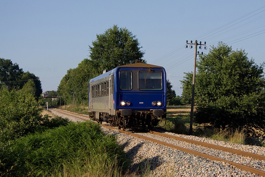Ambiance limousine pour le X 2209 circulant en solo pour St-Yrieix-La-Perche, sur la commune de La Meyze (87) sur une tr&egrave;s courte section r&eacute;cemment refaite au niveau rails et ballast.