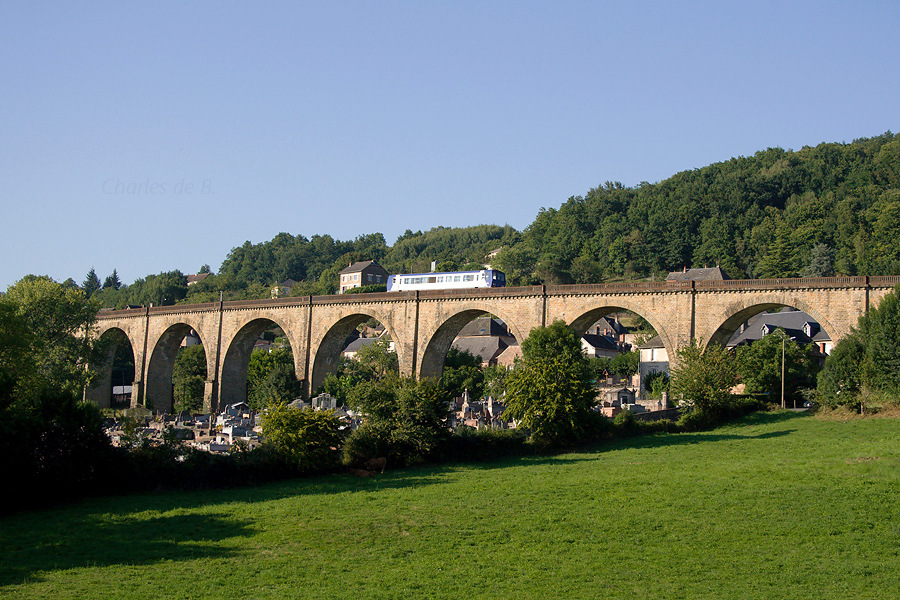 Un X 2200 effectuant en solo la relation Limoges-B&eacute;n&eacute;dictins - Brive via St-Yrieix, de fin d'apr&egrave;s-midi, est surpris pr&egrave;s de Vignols.