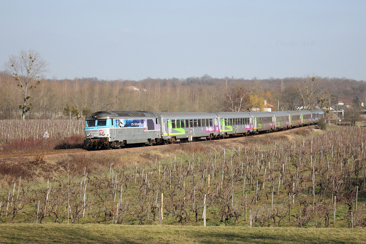 Accusant un retard de 30 minutes, l'IC 3854 Bordeaux - Quimper, limité à Redon pour travaux, s'apprête à marquer l'arrêt en gare de Jonzac. Il est mené par la seule BB 67419. A noter la présence en queue de rame de la voiture pelliculée "La Rochelle".