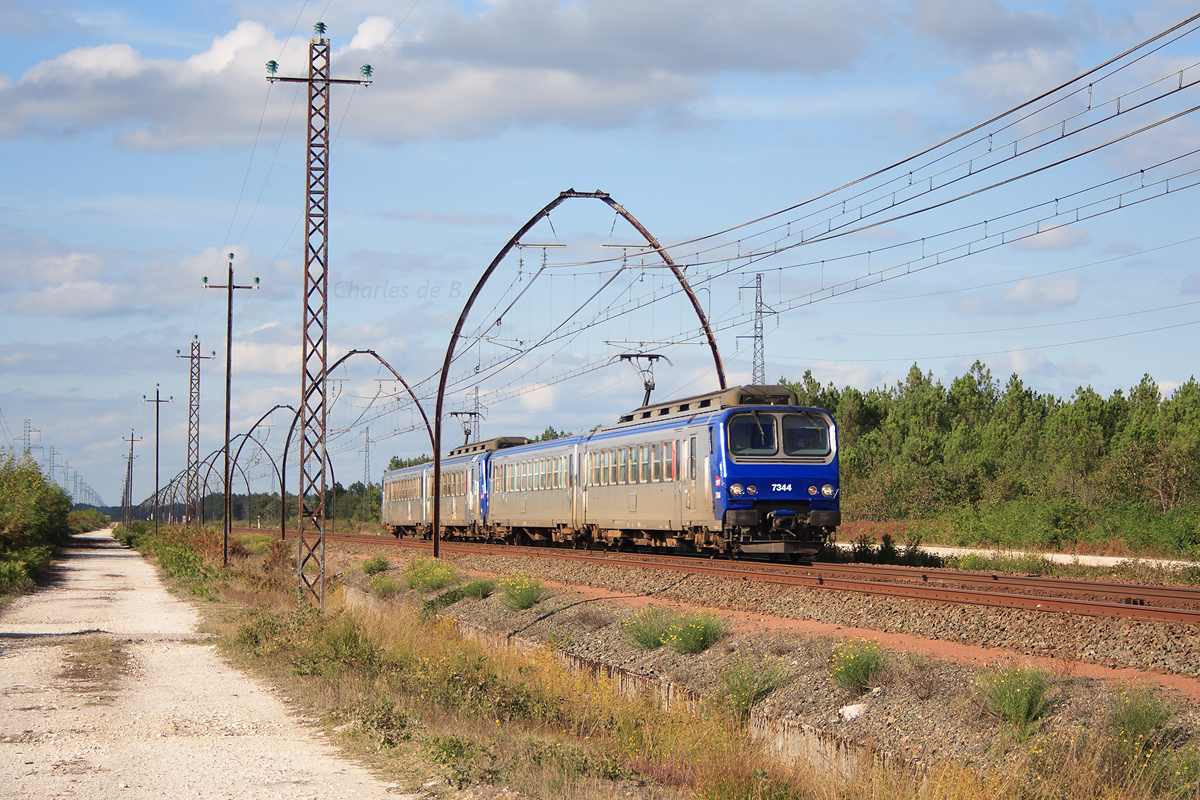Les Z 7344 et Z 7345 en UM assurent le TER 866611 Bordeaux-St-Jean - Hendaye et passent à Caudos, quelques kilomètres après la bifurcation de Lamothe.