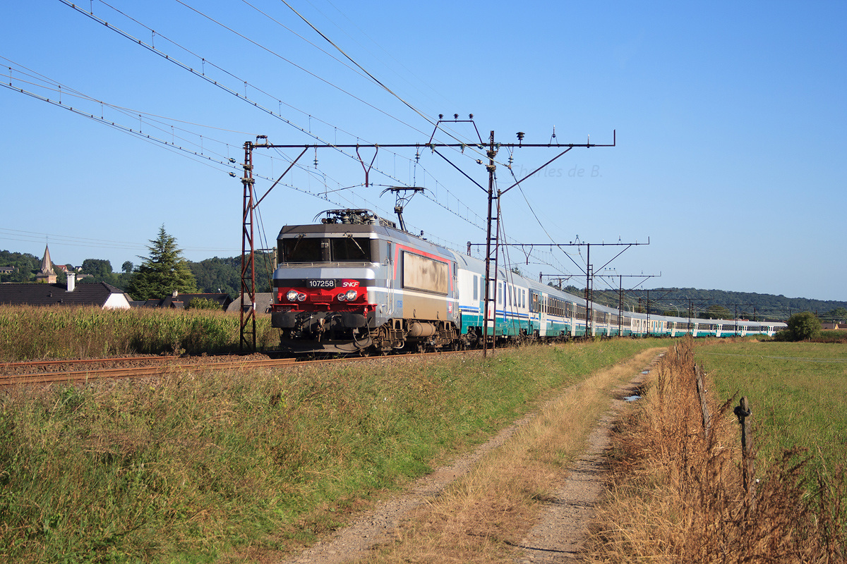La BB 7258 est surprise à Ossun en tête d'un train de pèlerins reliant Vintimille à Lourdes. Le terme du voyage est en vue !